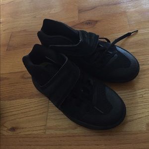 Black kyrie Irving Nike sneakers